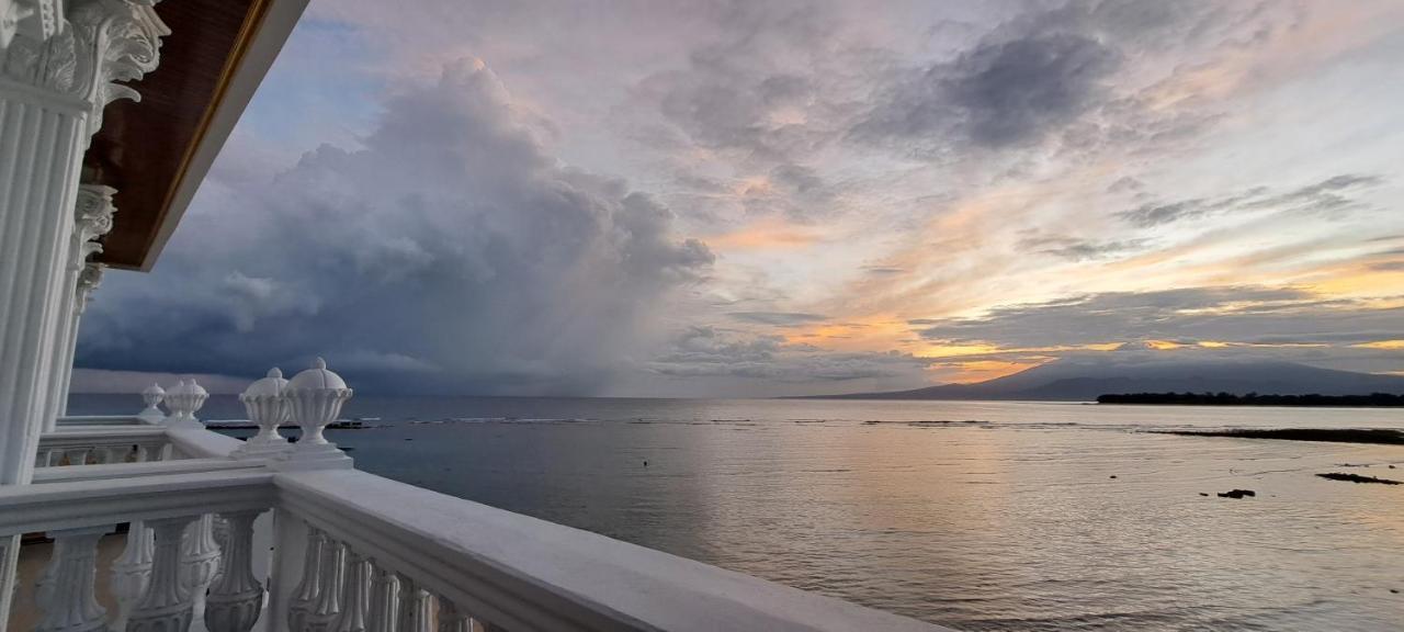 Gili Beachfront Suites غيلي تراوانغان المظهر الخارجي الصورة